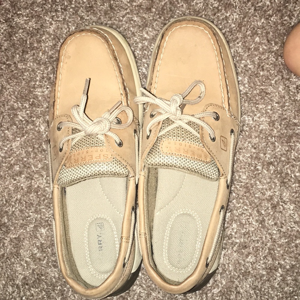Woman’s sperry shoes